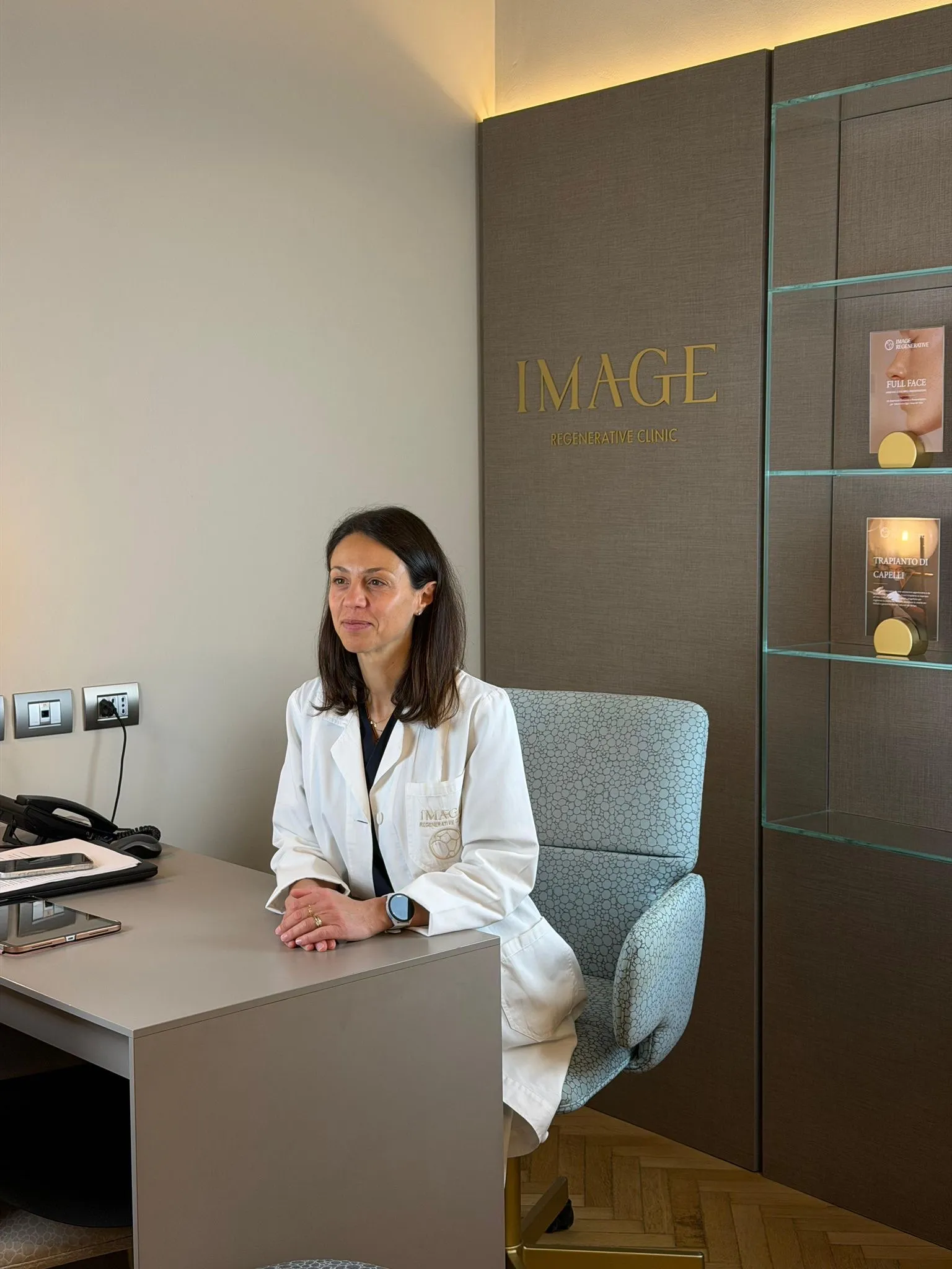 La Dr.ssa Alice Miegge nello studio dell'Image Regenerative Clinic a Milano